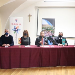 Predstavljanje svitaka iz „vremenske kapsule“ zvonika župne crkve Presvetoga Trojstva u Karlovcu